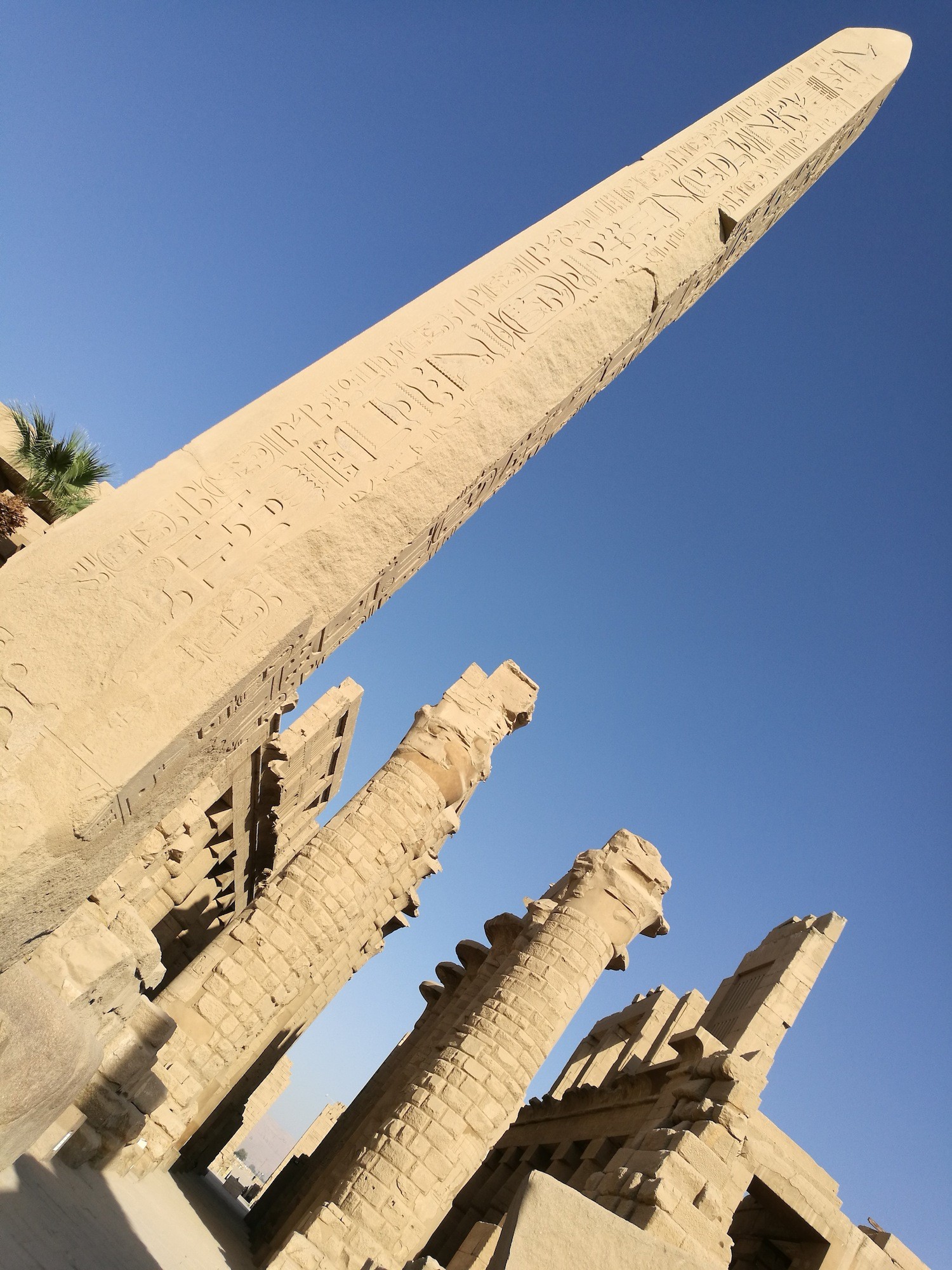 这就是著名的方尖塔Obelisk，埃及最高的一支（29.2公尺）就在Karnak Temple，是女王Hatshepsut为阿蒙神而建的。这Obelisk是在几百公里外的Aswan铸成的，以整块完整的花岗石打造雕刻，然后再完好无缺地运到这里（运送历时七个月），重达几百屯的方尖塔只以人工的力量把它给竖立起来（是完整无缺的整支obelisk） ，好伟大的一项工程啊！到现在考古学家还为 ‘如何利用人力把Obelisk竖立起来’有些争议。